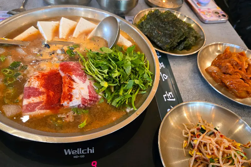 수육모듬전골과 밑반찬