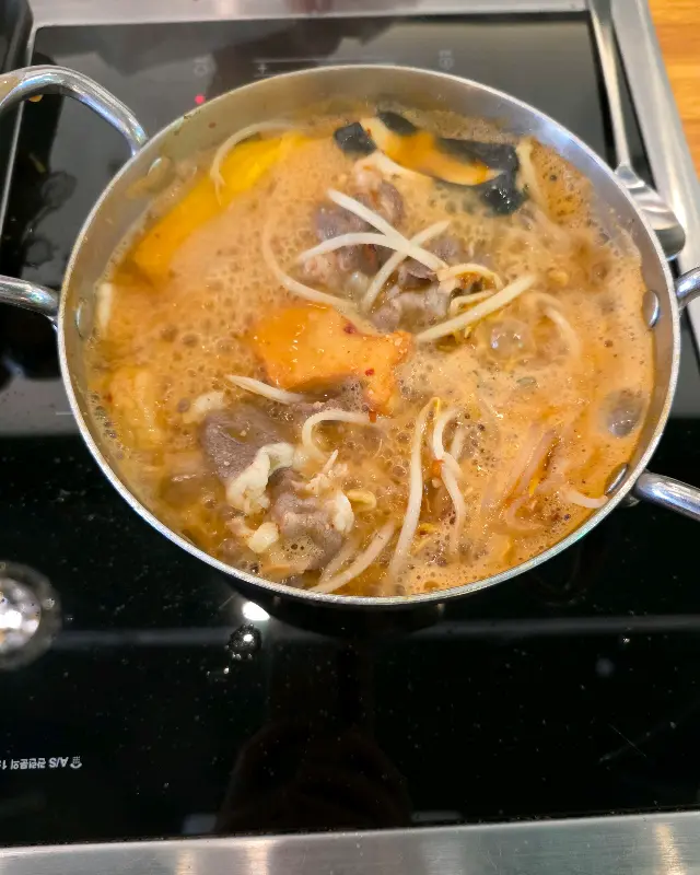 마라 육수에 샤브샤브 재료를 넣어 끓이는 모습