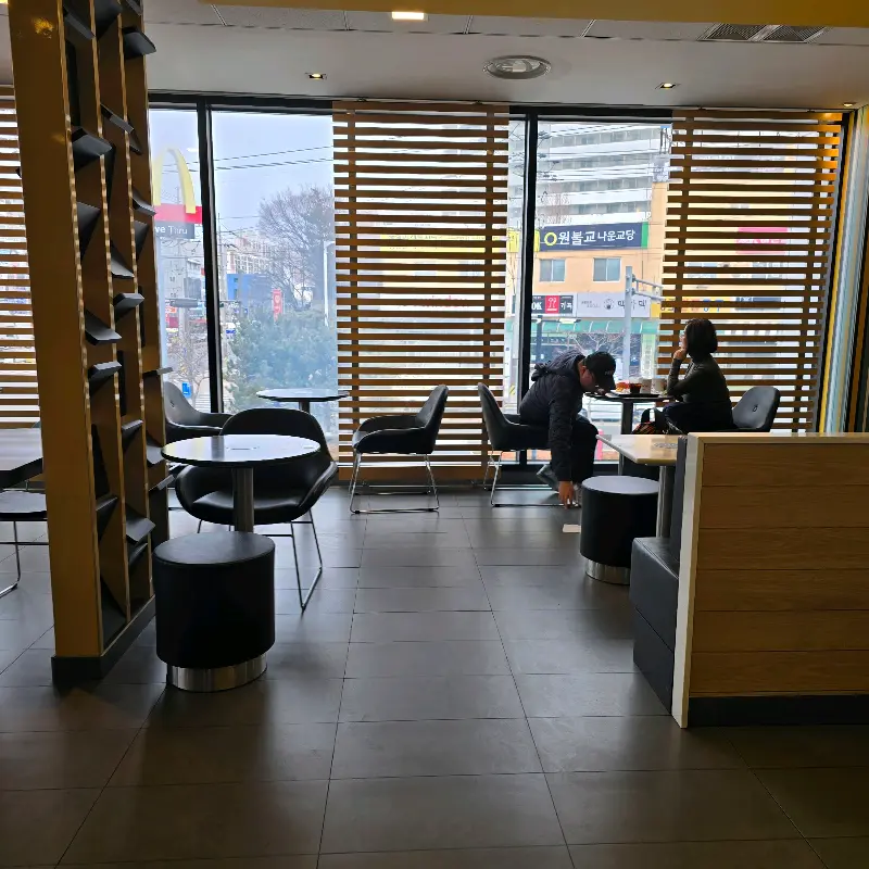 맥도날드 군산점 창가 좌석