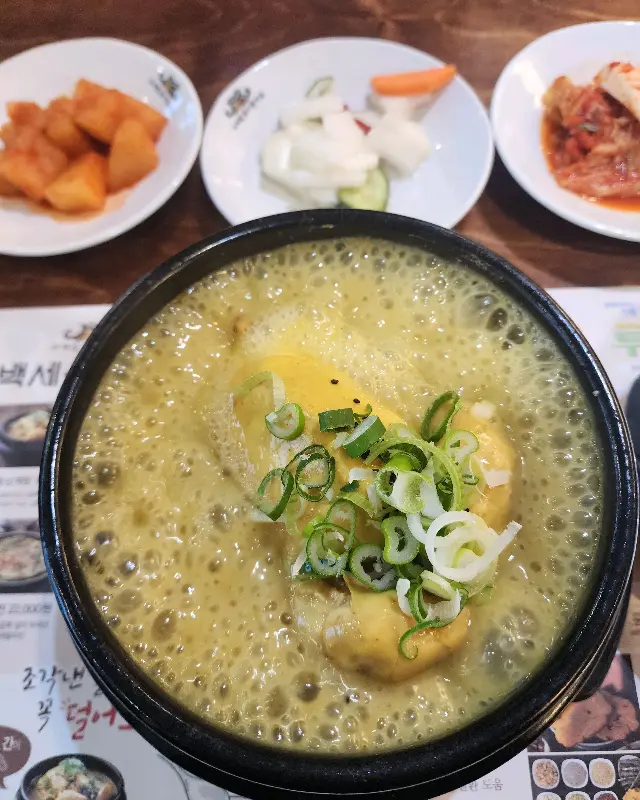 다양한 밑반찬과 함께 즐기는 삼계탕