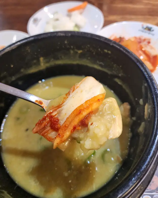 김치와 함께 먹으니 더욱 맛있는 삼계탕