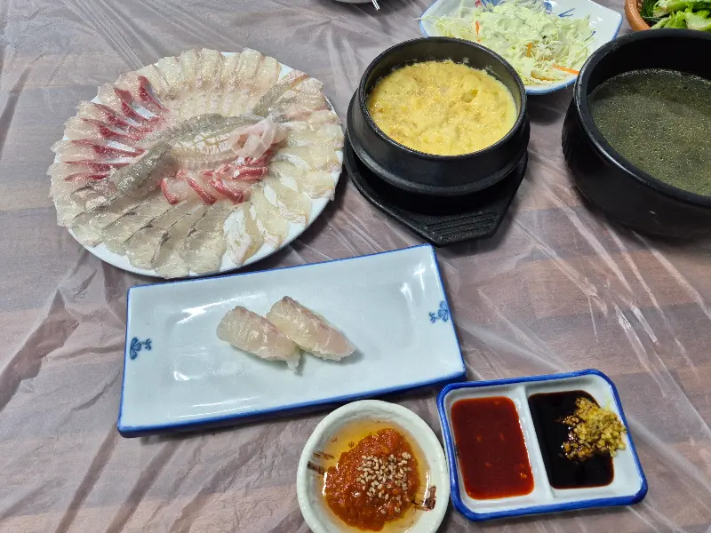 푸짐하게 차려진 바다사랑횟집의 한 상 차림