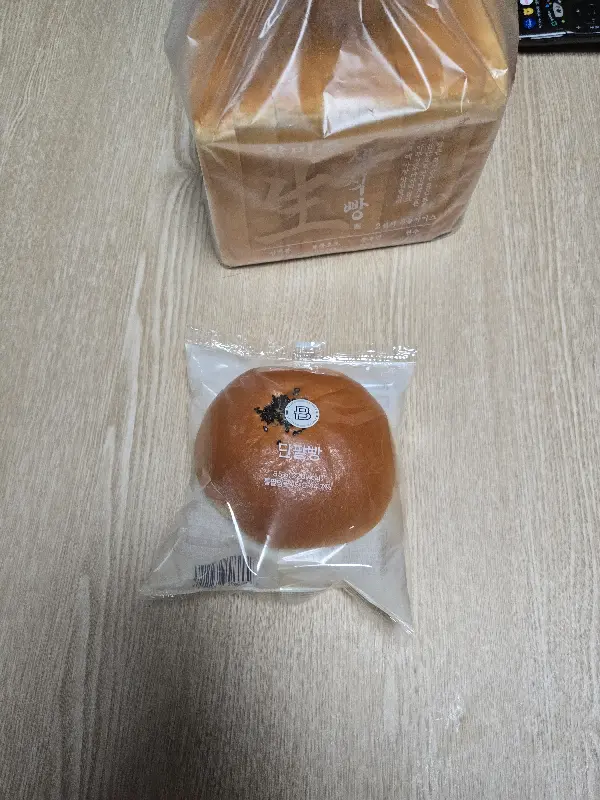 포장된 식빵과 단팥빵