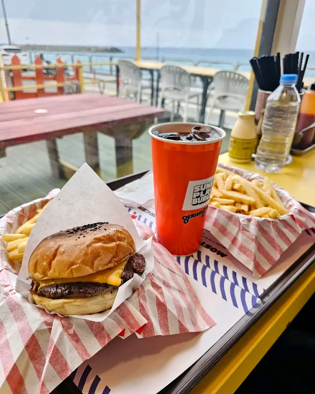 햄버거 세트와 바다 풍경