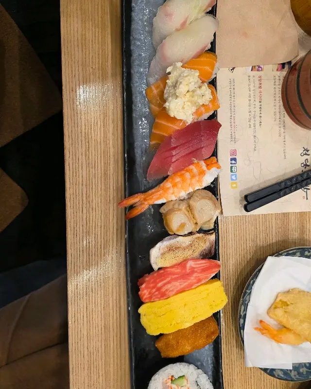 다채로운 색감의 초밥들