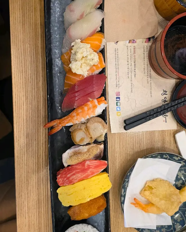 다양한 종류의 초밥이 담긴 '담' 세트