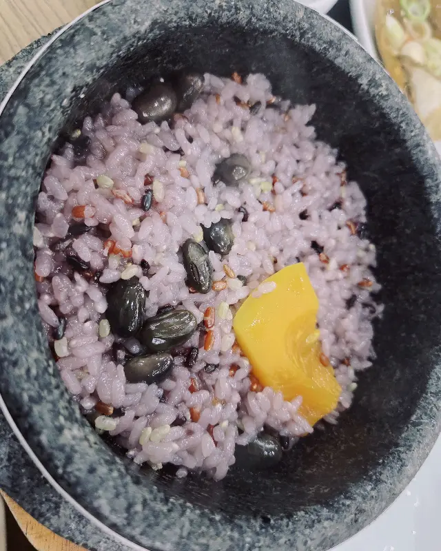 윤기가 자르르 흐르는 돌솥밥