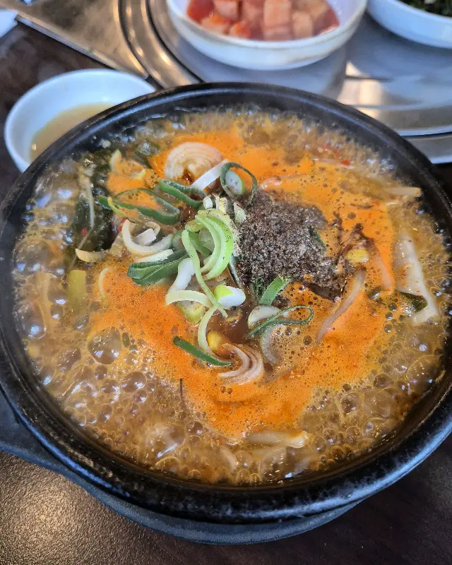 뚝배기에 담겨져 보글보글 끓고 있는 해장국의 모습