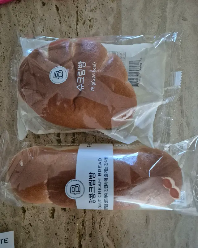 포장된 슈크림빵과 땅콩크림빵
