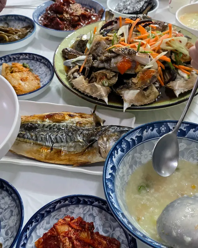 푸짐하게 차려진 간장게장 정식