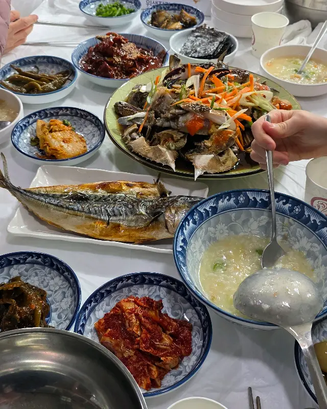 간장게장과 밥을 함께 먹는 모습