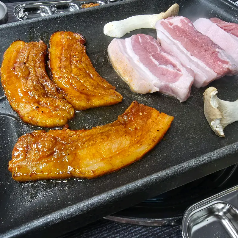 초벌된 고추장 삼겹살과 생 오겹살