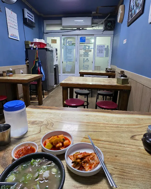 대흥식당 내부 테이블