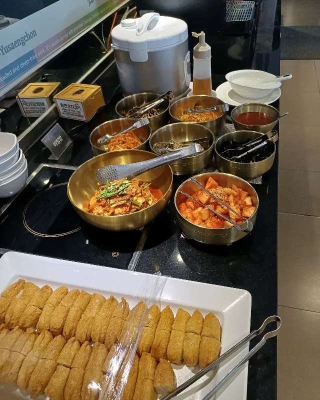 샐러드바의 다양한 음식들