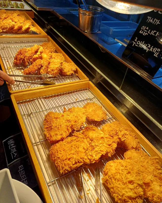 갓 튀겨져 나온 돈까스