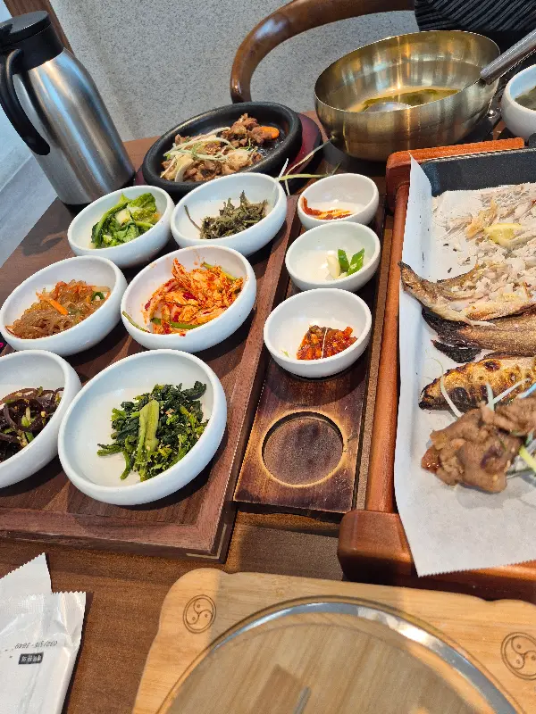 셀프바에서 즐기는 다양한 반찬