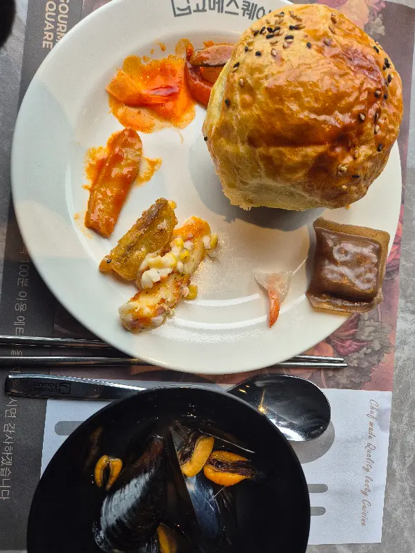 다양한 음식이 담긴 접시