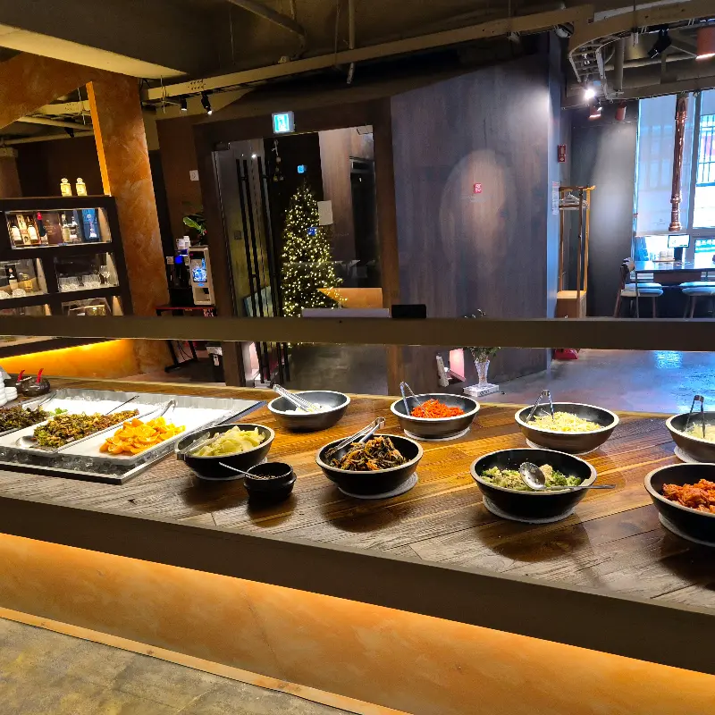 다양한 샐러드바 음식