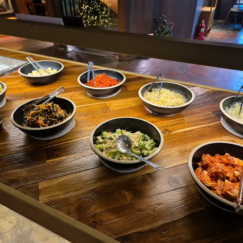 다양한 음식이 준비된 셀프바