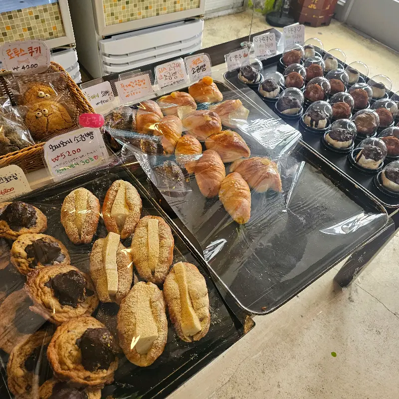 다양한 빵과 디저트가 진열된 모습