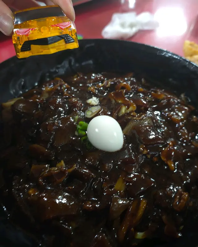 짜장면 위에 올려진 메추리알