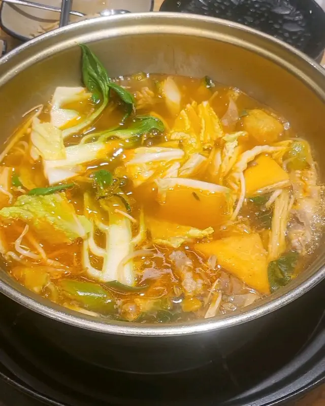 샤브샤브 육수에 야채를 듬뿍 넣은 모습