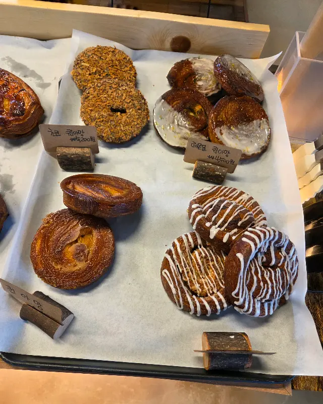 진열된 빵들의 모습