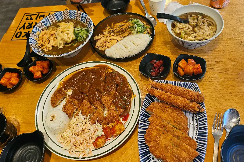 테이블 위에 푸짐하게 차려진 다양한 메뉴들