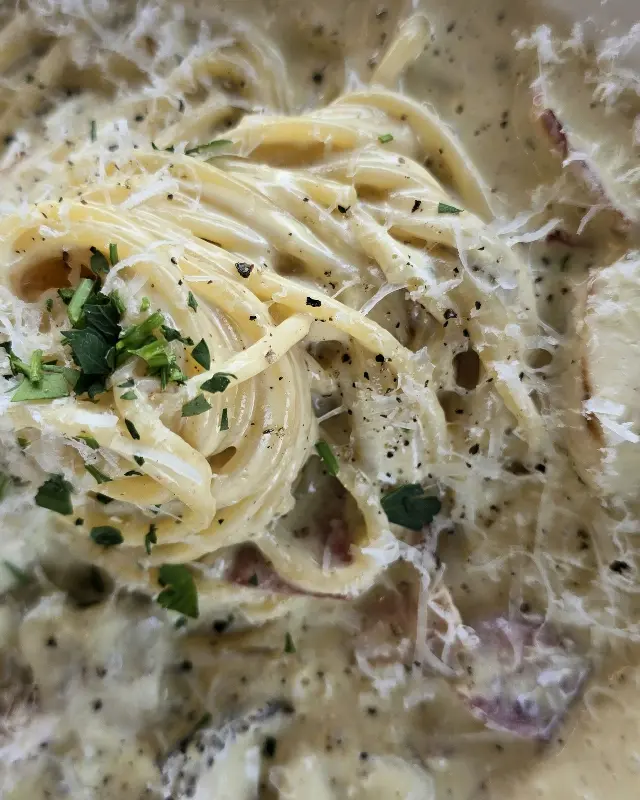 트러플 향이 은은하게 퍼지는 화이트 라구 파스타