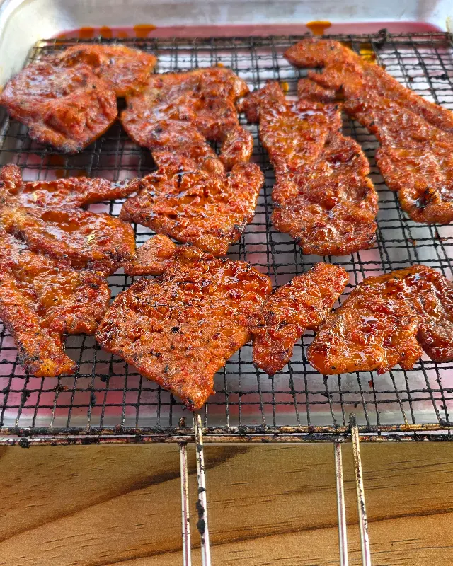 참숯 향이 은은하게 배어 있는 제육 석쇠 한 판