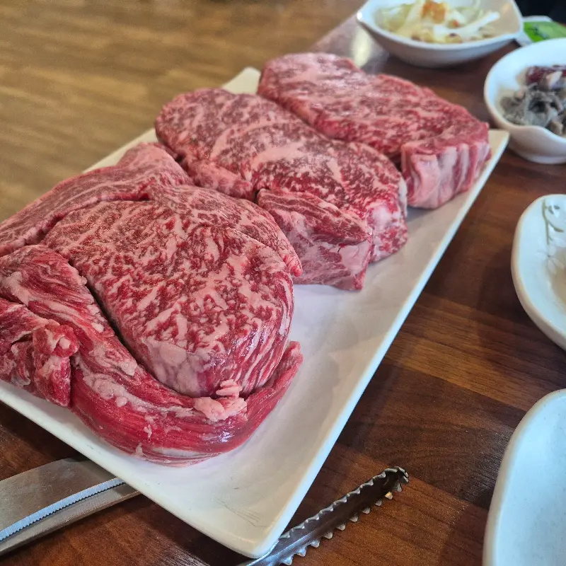 선명한 마블링을 자랑하는 꽃등심