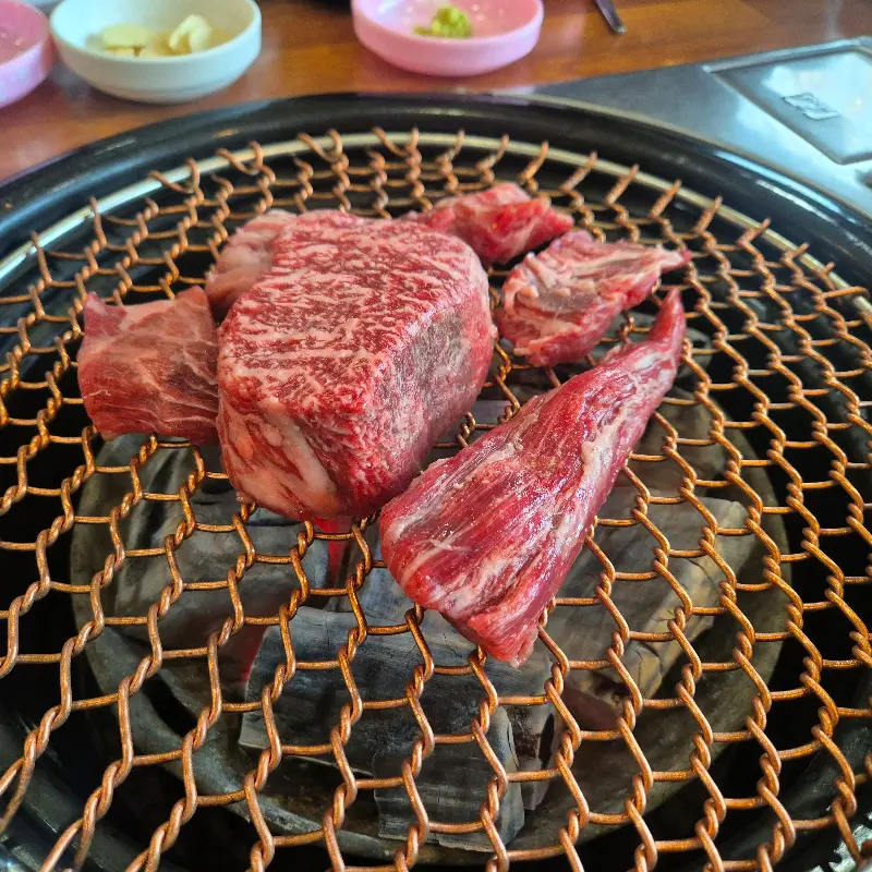 숯불 위에서 맛있게 익어가는 꽃등심