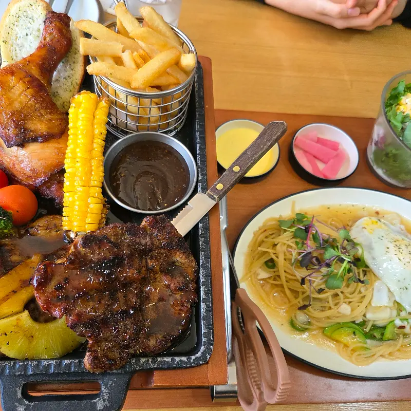 스테이크, 파스타, 감자튀김 등 다양한 메뉴