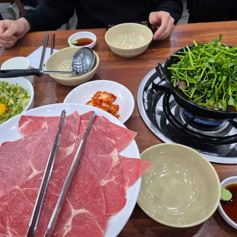 등촌샤브칼국수의 푸짐한 한 상 차림