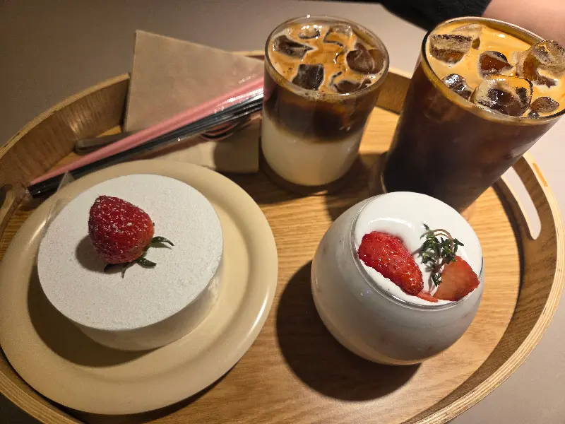 다양한 디저트와 음료