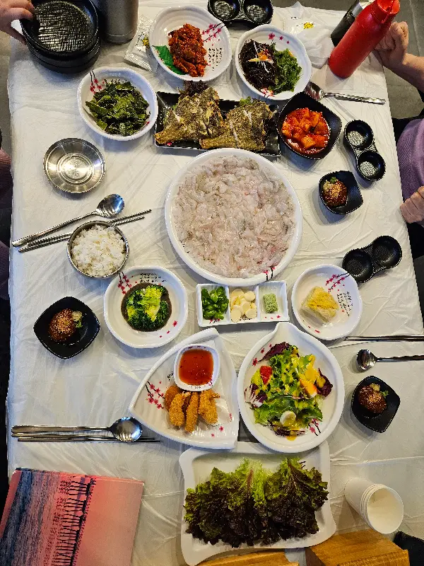 세꼬시와 다양한 음식들