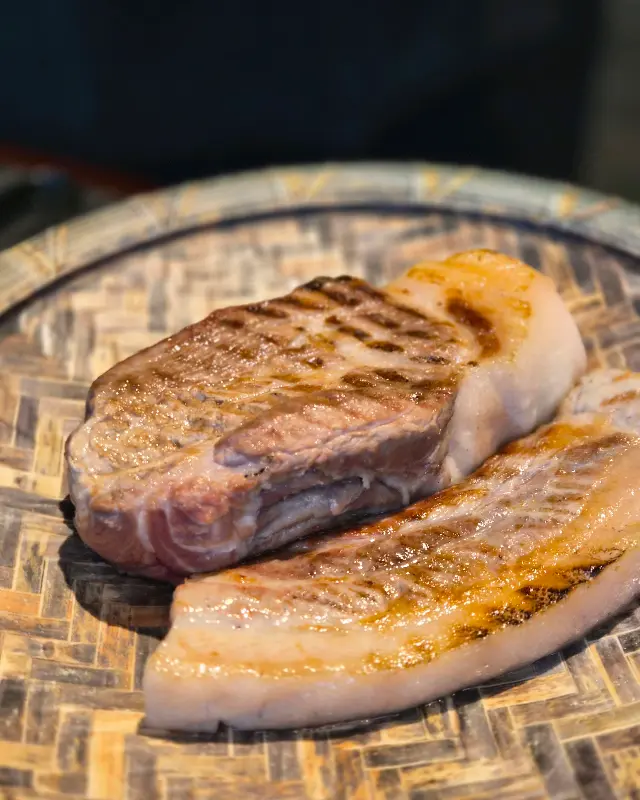 잘 구워진 흑돼지 목살