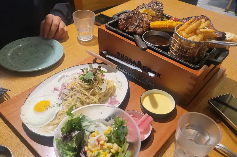 테이블 가득 채운 음식과 즐거운 식사 풍경