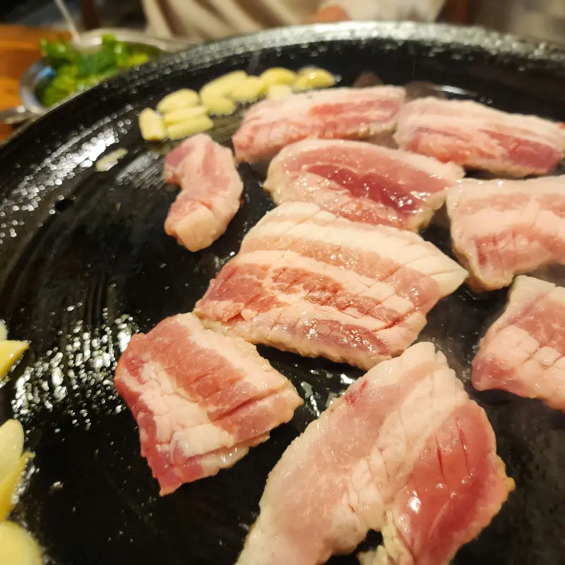 무쇠판에 올려진 삼겹살