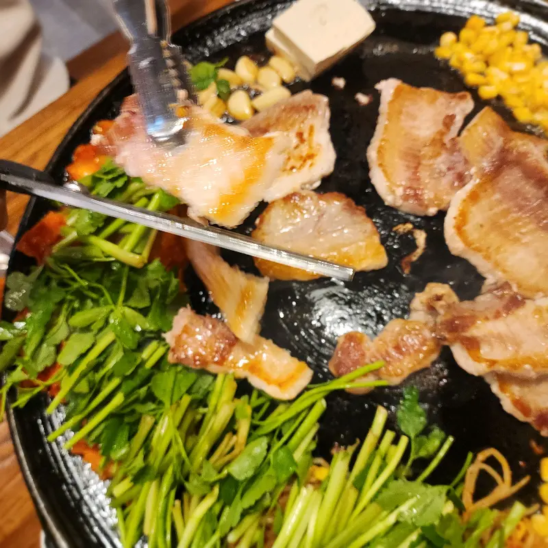 다양한 재료와 함께 구워지는 삼겹살