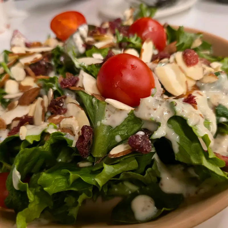 샐러드의 싱싱함이 느껴지는 사진