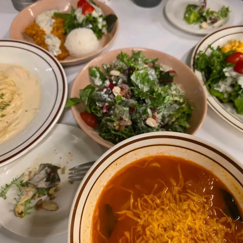 다양한 메뉴를 한 상 가득