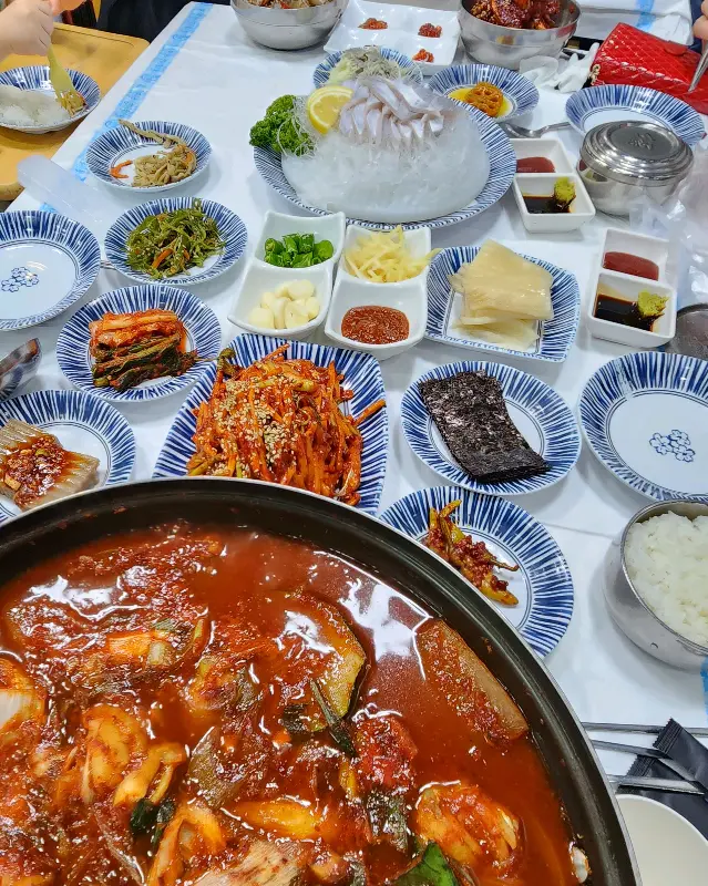 갈치조림과 게장이 함께 차려진 푸짐한 한상차림