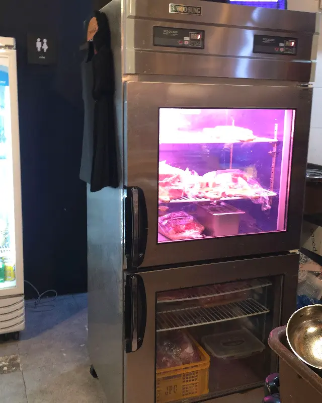 돌담위에 흑돼지 숙성고