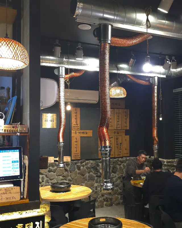 돌담위에 흑돼지 내부 인테리어