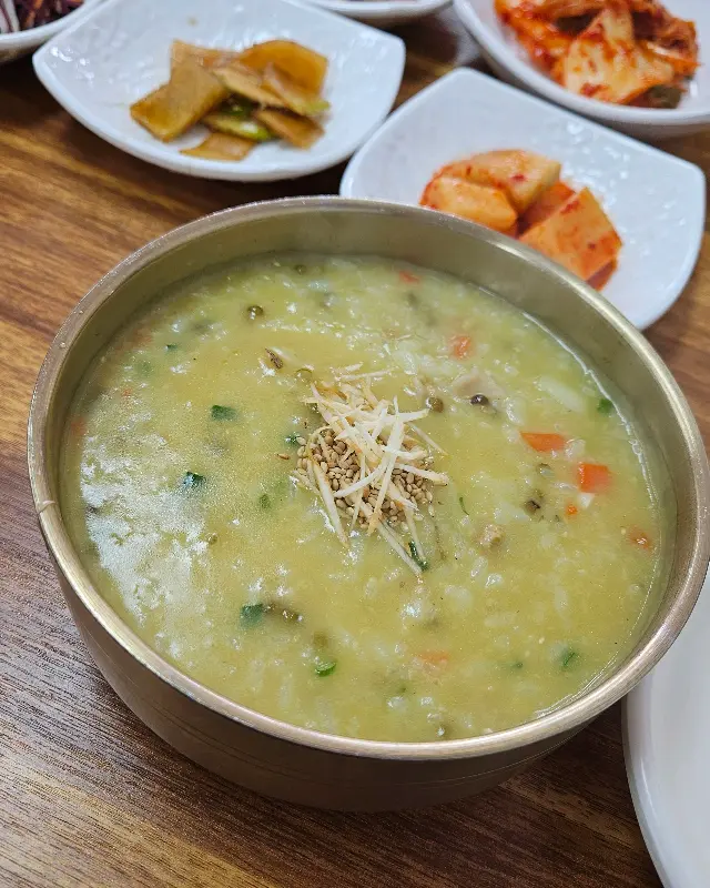 울금 빛깔의 백합죽