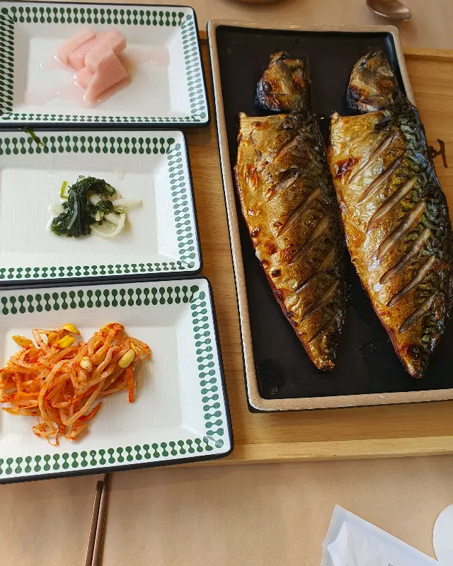 노릇노릇하게 구워진 고등어구이