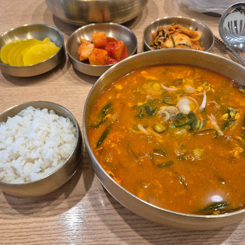 얼큰칼국수와 밑반찬