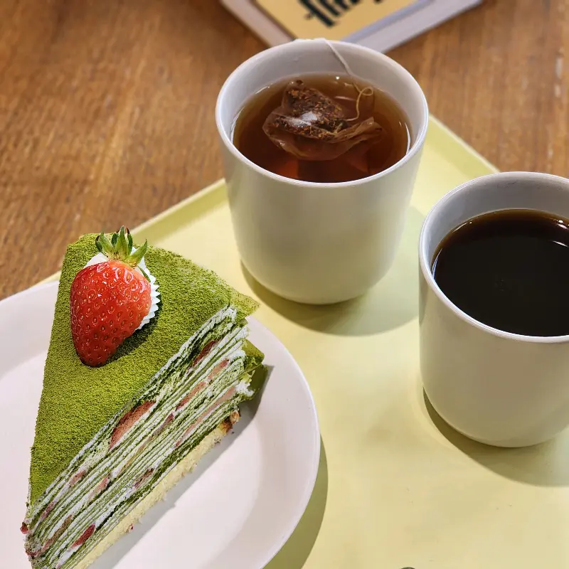말차 크레이프와 커피