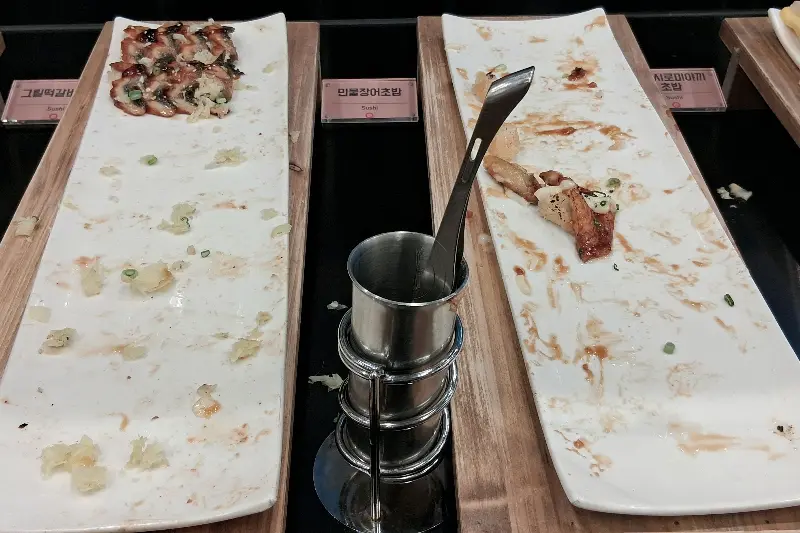 음식이 비워지기 무섭게 채워지는 모습